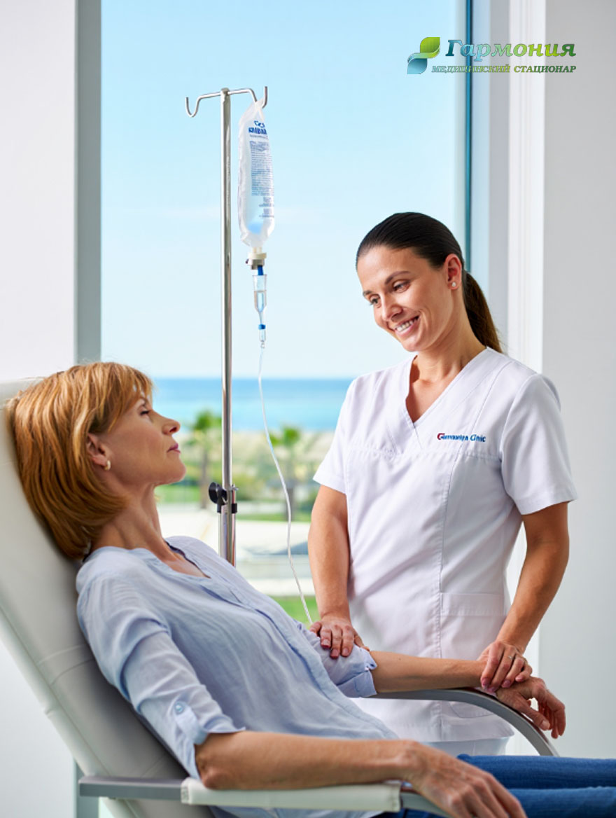 Врач и пациент с капельницей на фоне берега Семея